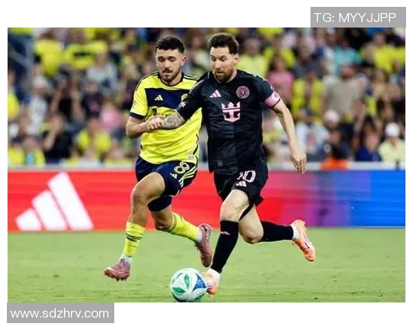 意外拍照足球明星身份揭秘引发球迷热议与关注